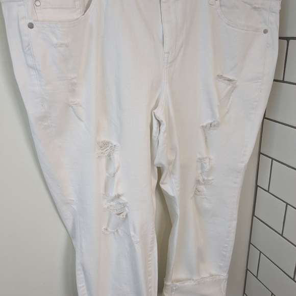 Torrid Boyfriend Crop Optic White Distressed Jeans in Vintage Stretch - Picture 2 of 8